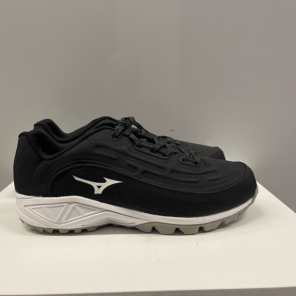 Mizuno Other - Mizuno Black and White Sneakers